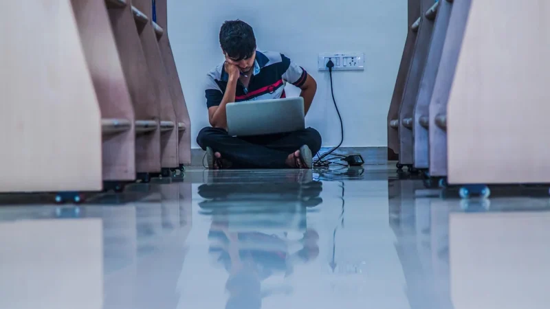 Przewodnik po najlepszych kursach stacjonarnych i online: jak znaleźć idealną edukację dla siebie